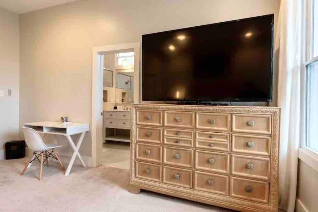 Modern/ Parking/eden Park/near Downtown/ Fcc Apartment *