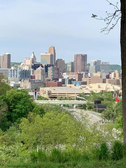 Modern/ Parking/eden Park/near Downtown/ Fcc Apartment *